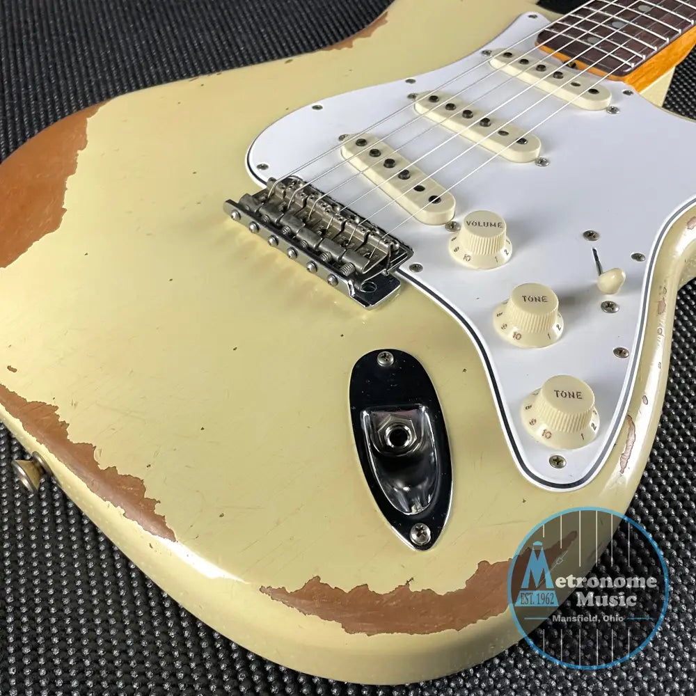 Fender Custom Shop 1967 Stratocaster, Heavy Relic- Aged Vintage White (8lbs 1oz) - Metronome Music Inc.