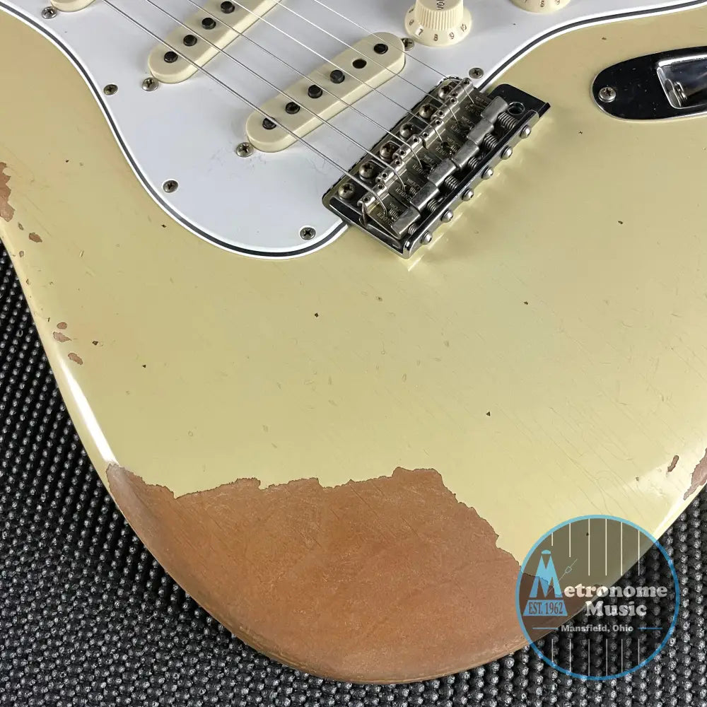 Fender Custom Shop 1967 Stratocaster, Heavy Relic- Aged Vintage White (8lbs 1oz) - Metronome Music Inc.