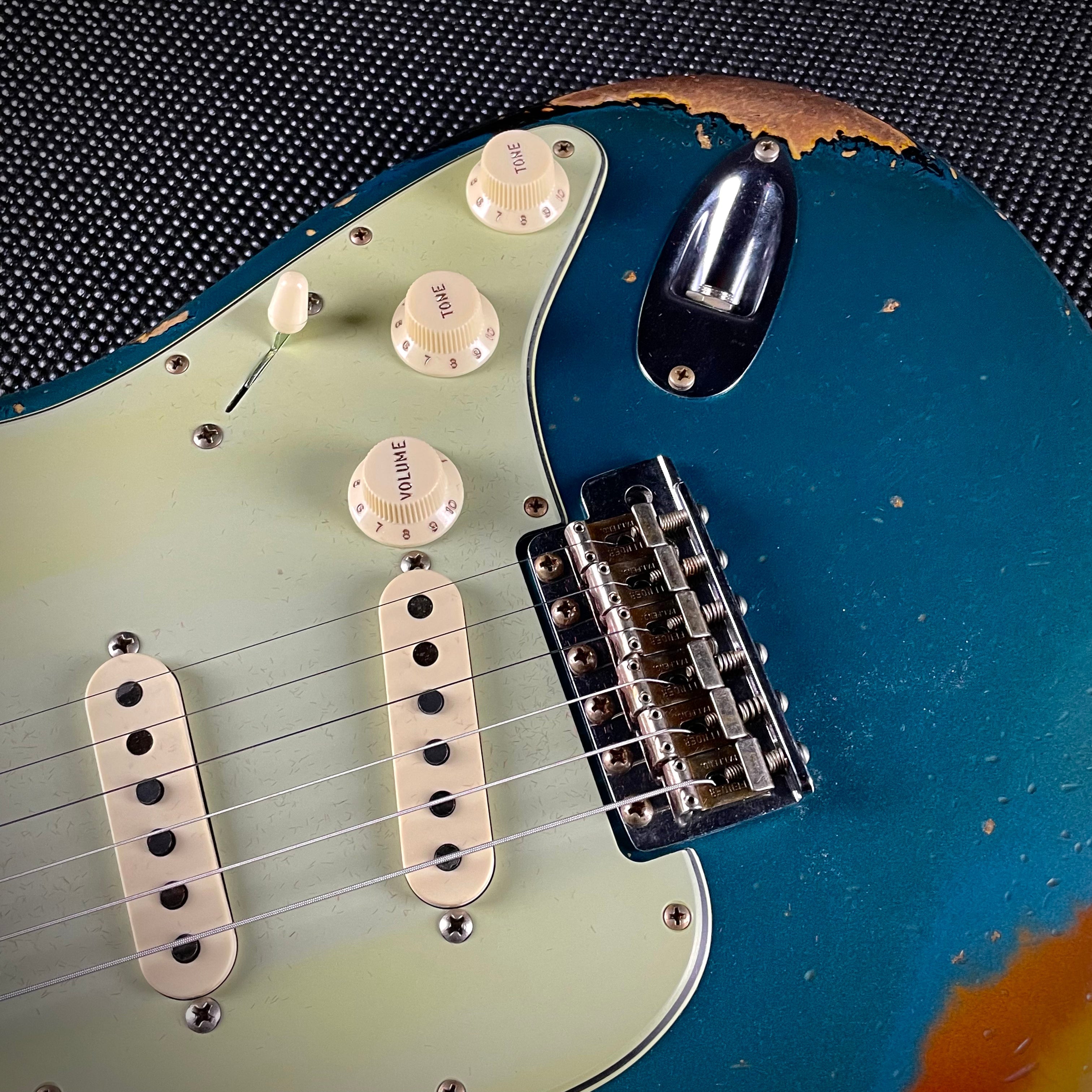 Fender Custom Shop 1961 Stratocaster, Heavy Relic- Aged Ocean Turquoise over 3-Tone Sunburst (7lbs 4oz) - Metronome Music Inc.