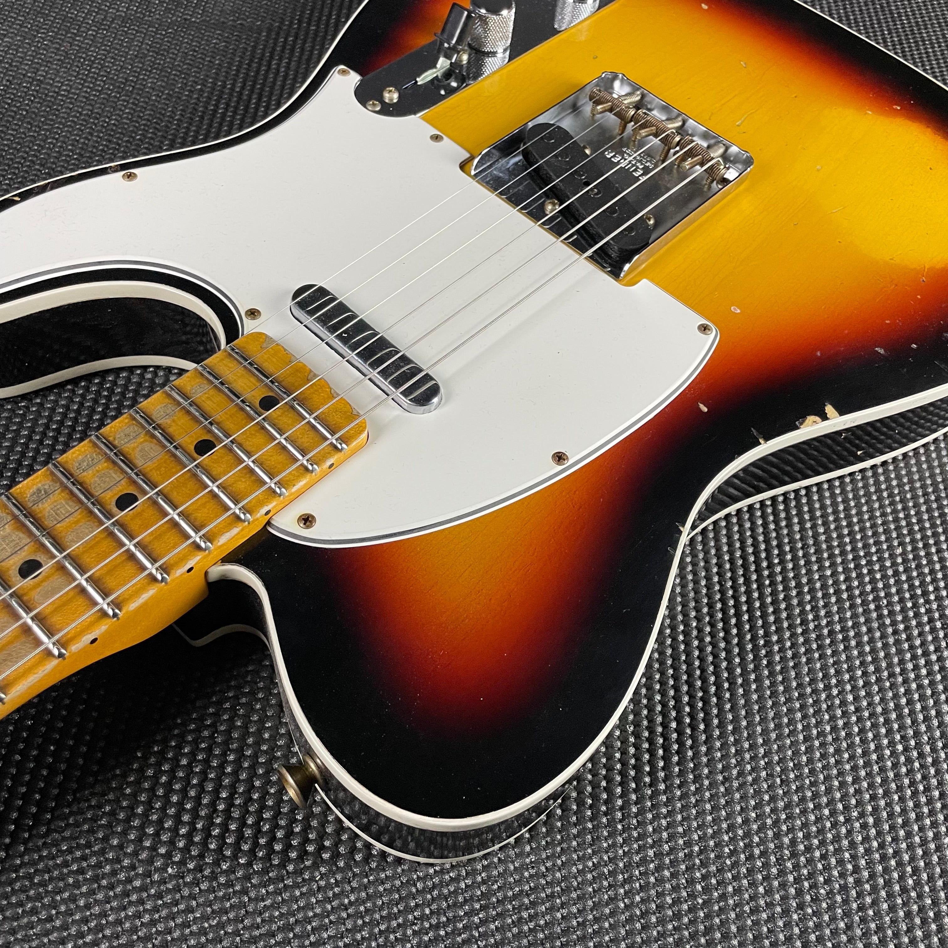 Fender Custom Shop 1965 Telecaster Custom, Heavy Relic- Faded 3-Color Sunburst (7lbs 8oz) - Metronome Music Inc.