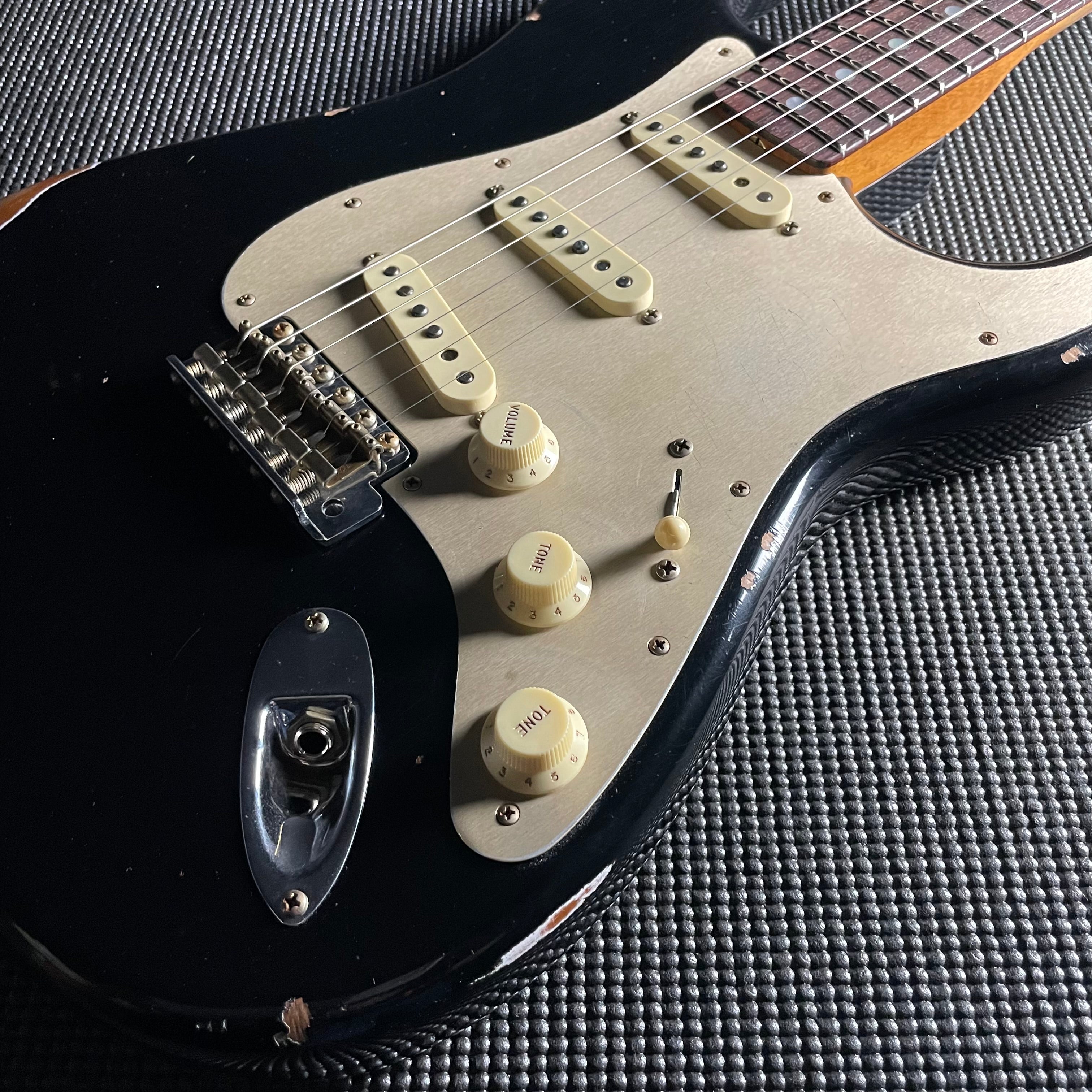 Fender Custom Shop LTD Roasted "Big Head" Stratocaster, Relic- Aged Black (7lbs 12oz) - Metronome Music Inc.