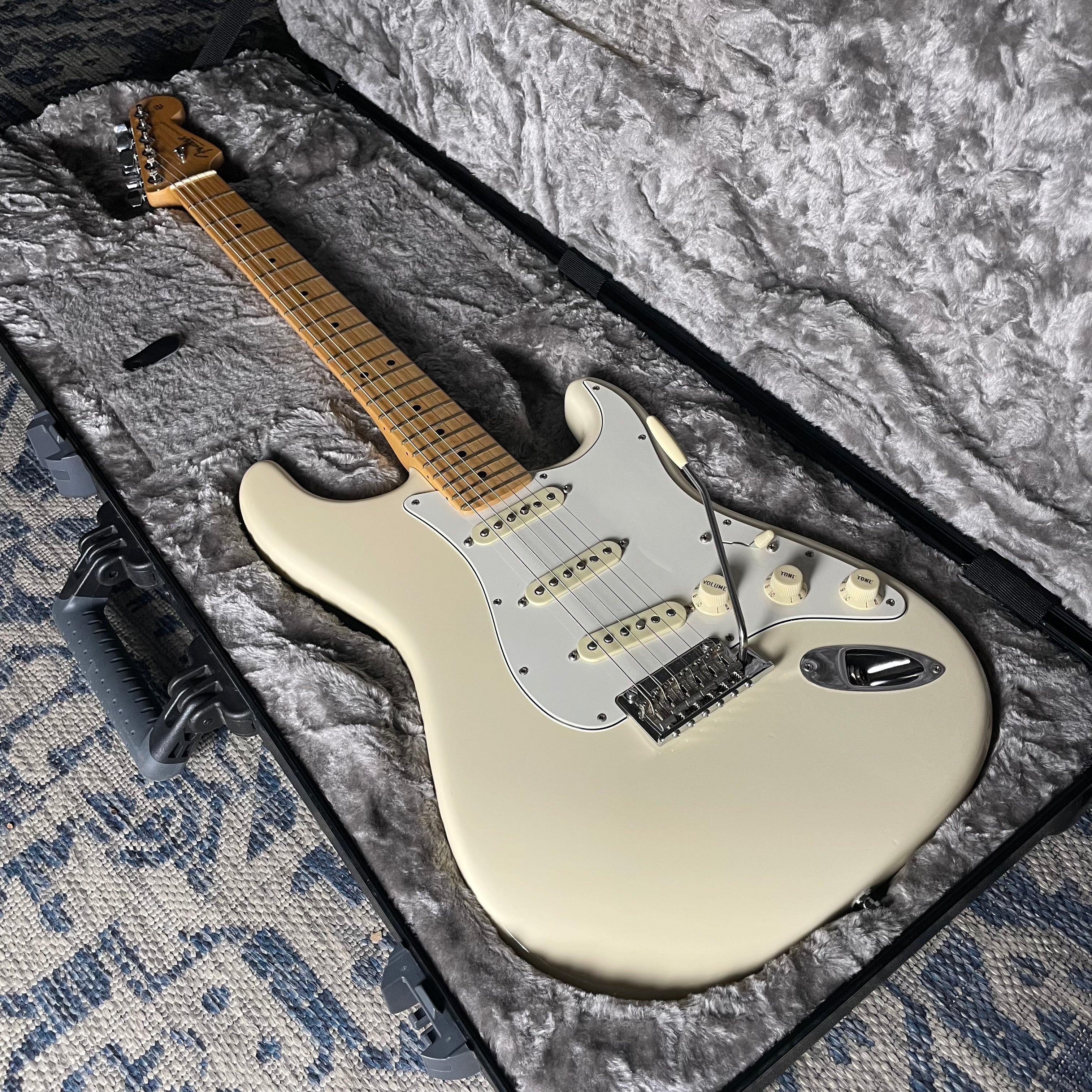 Fender American Pro Stratocaster w/OHSC- Olympic White (2017)