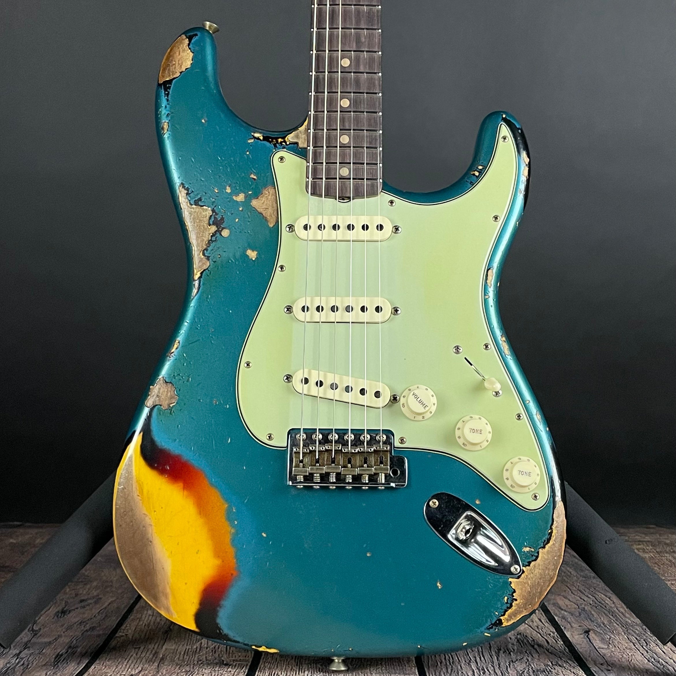 Fender Custom Shop 1961 Stratocaster, Heavy Relic- Aged Ocean Turquoise over 3-Tone Sunburst (7lbs 4oz) - Metronome Music Inc.
