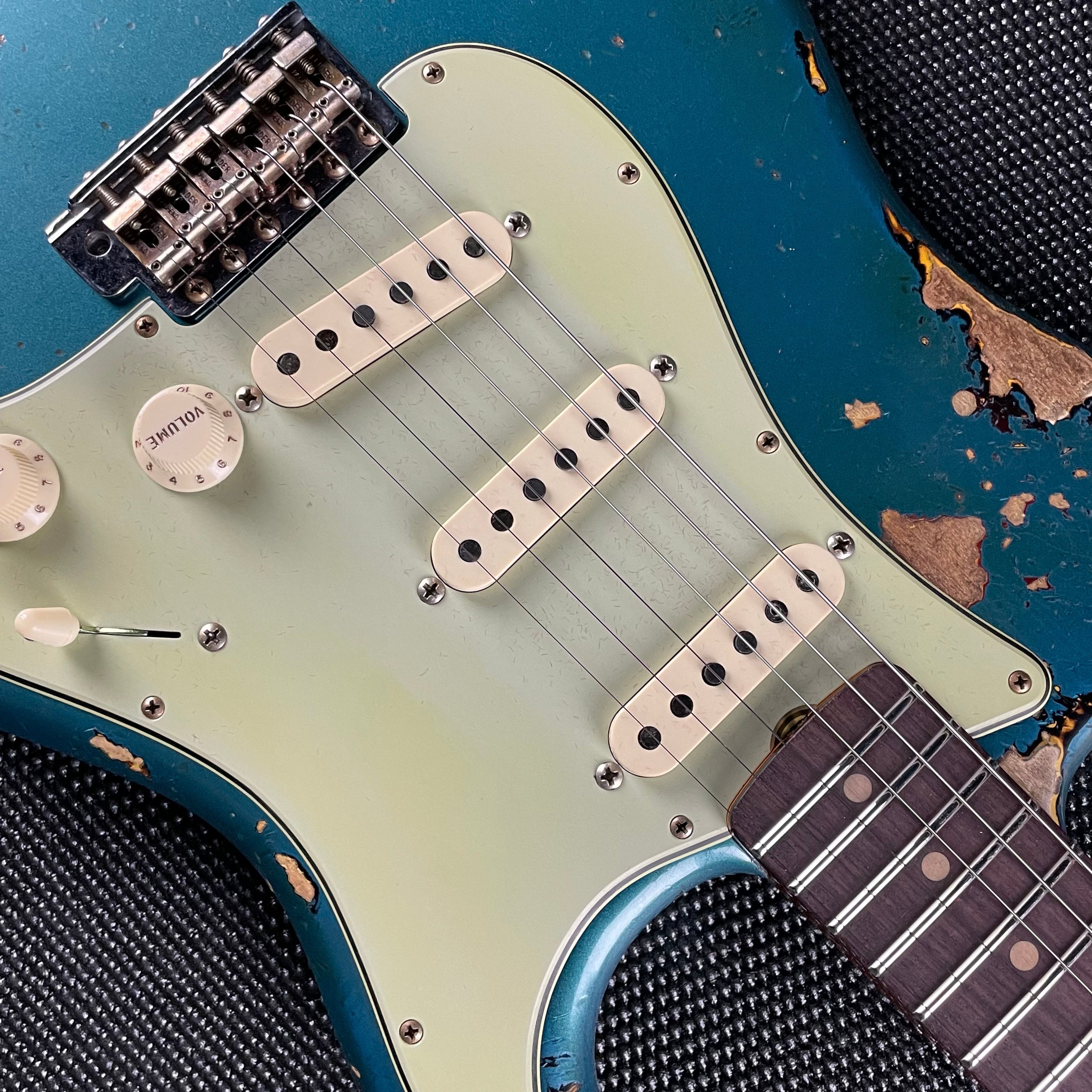 Fender Custom Shop 1961 Stratocaster, Heavy Relic- Aged Ocean Turquoise over 3-Tone Sunburst (7lbs 4oz) - Metronome Music Inc.