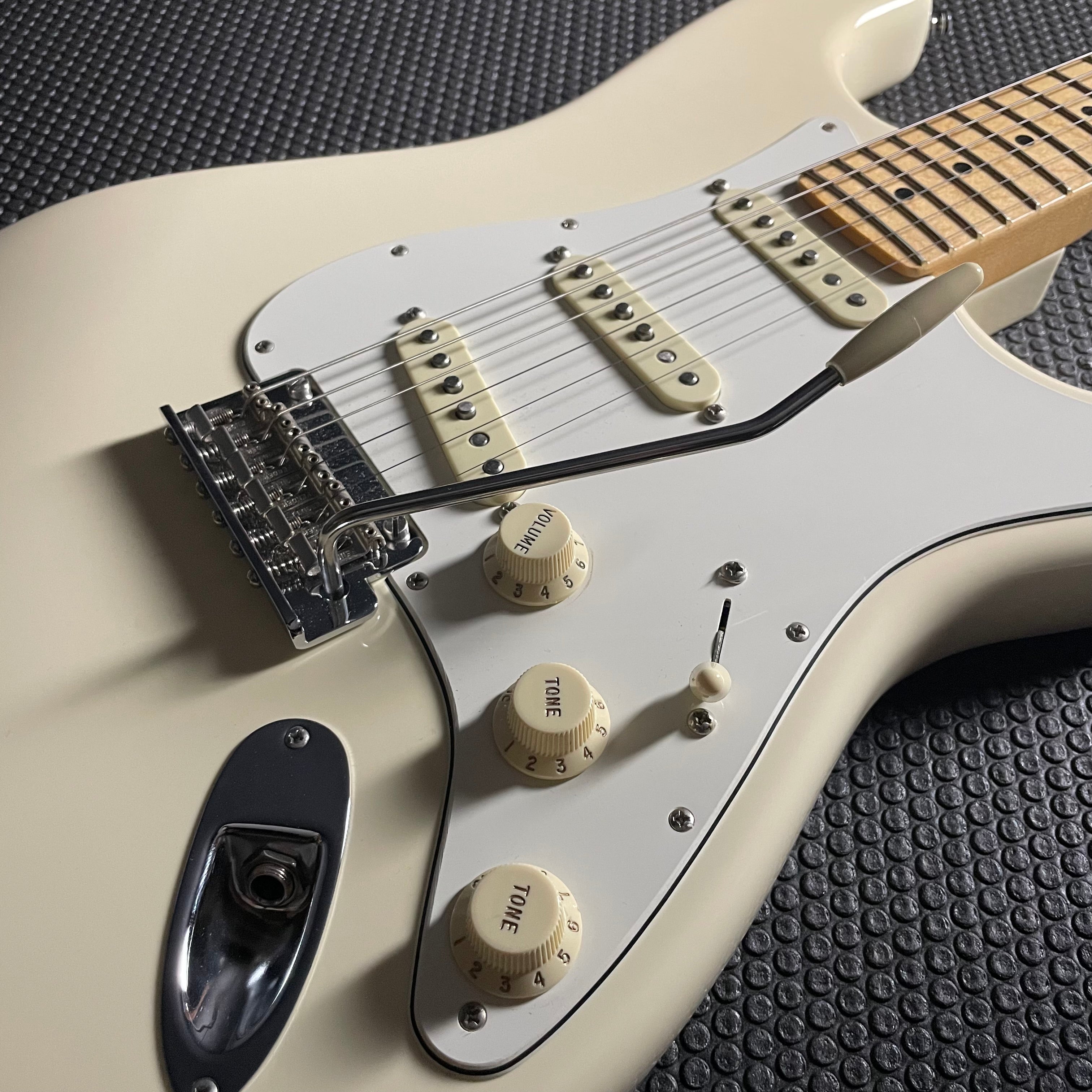 Fender American Pro Stratocaster w/OHSC- Olympic White (2017)