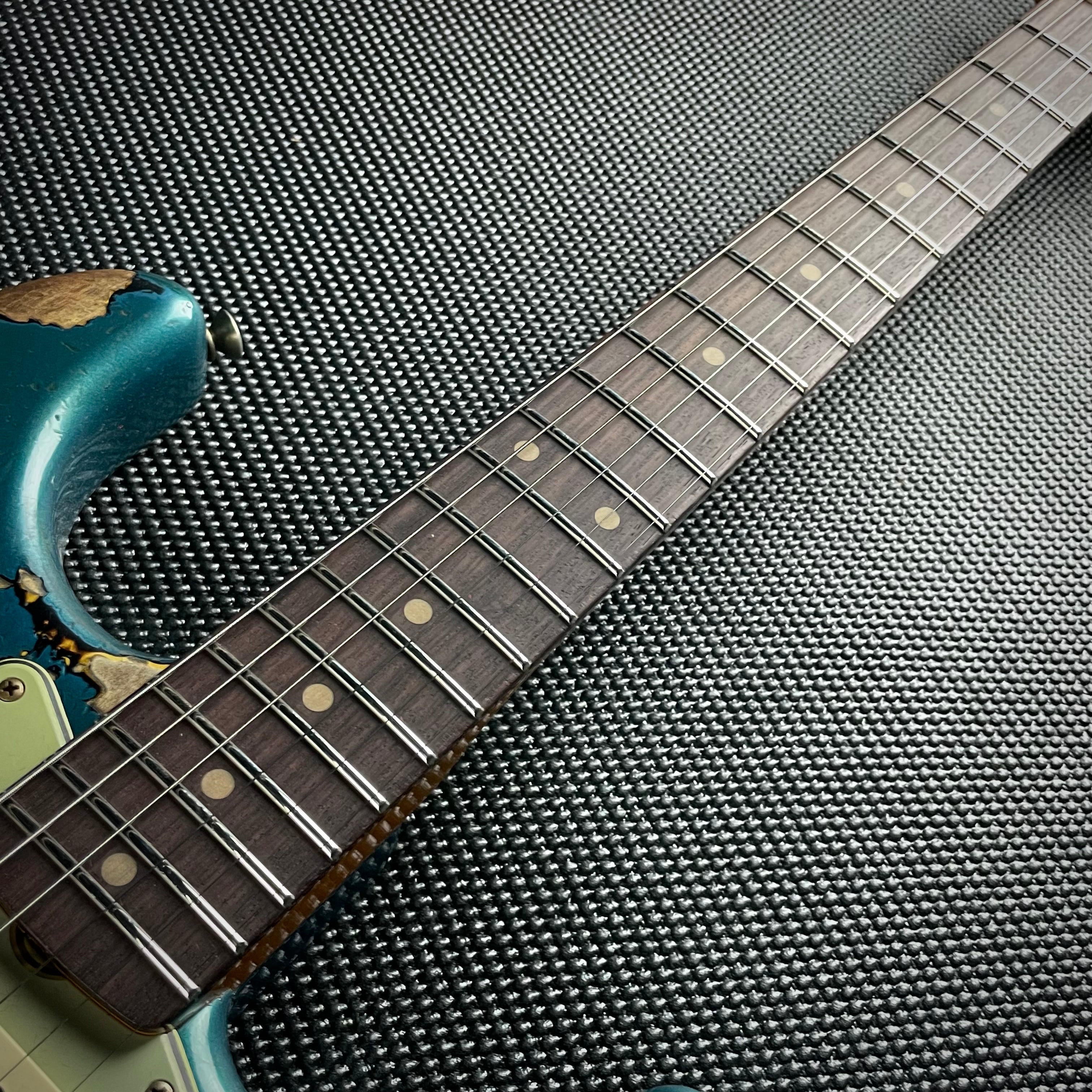 Fender Custom Shop 1961 Stratocaster, Heavy Relic- Aged Ocean Turquoise over 3-Tone Sunburst (7lbs 4oz) - Metronome Music Inc.