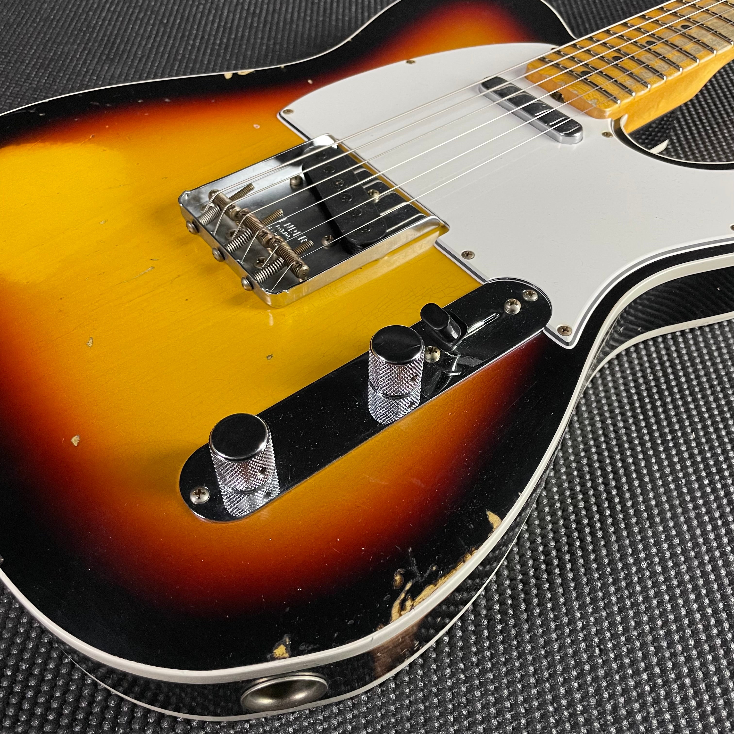 Fender Custom Shop 1965 Telecaster Custom, Heavy Relic- Faded 3-Color Sunburst (7lbs 8oz) - Metronome Music Inc.
