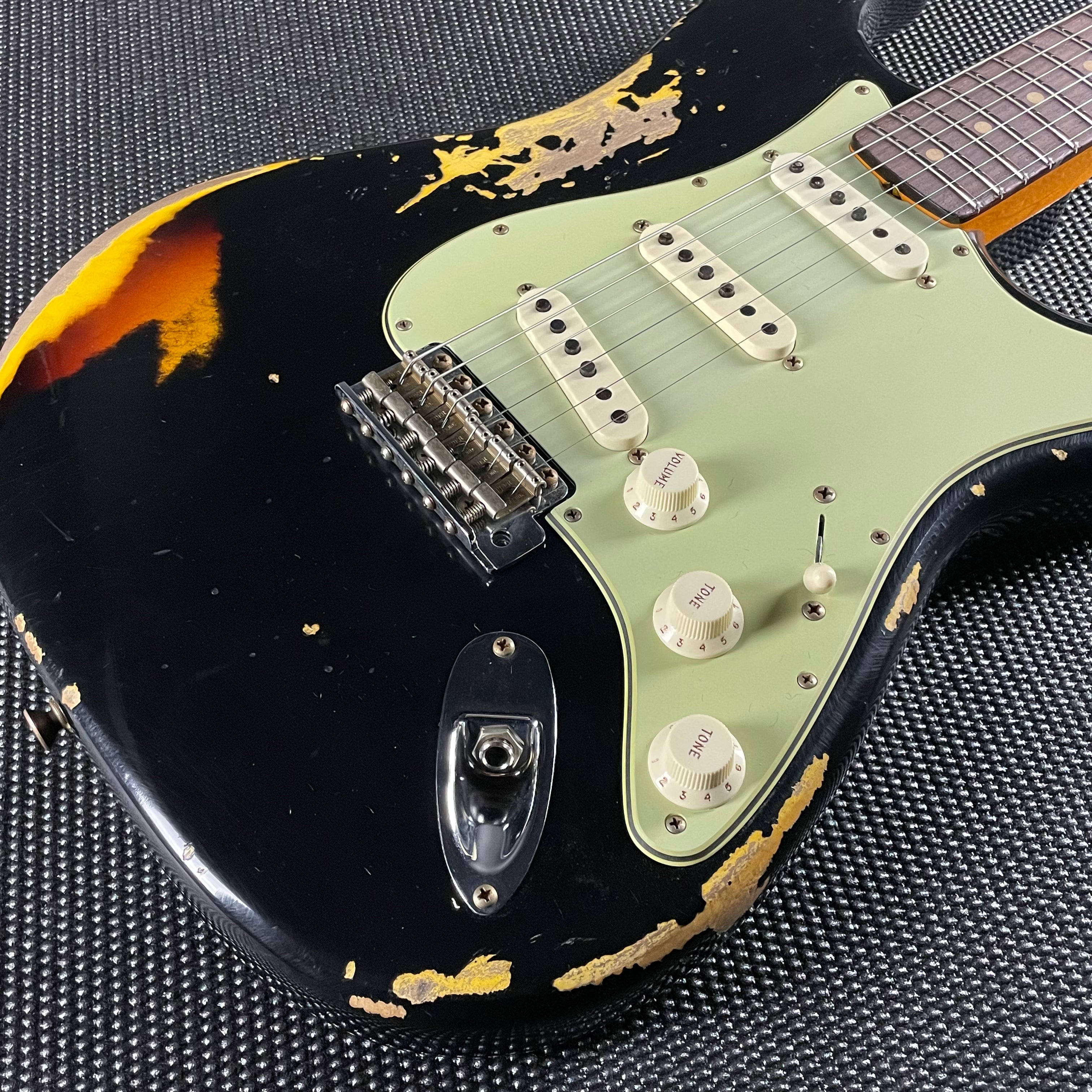 Fender Custom Shop 1960 Stratocaster, Heavy Relic- Aged Black over 3-Color Sunburst (7lbs 8oz) - Metronome Music Inc.