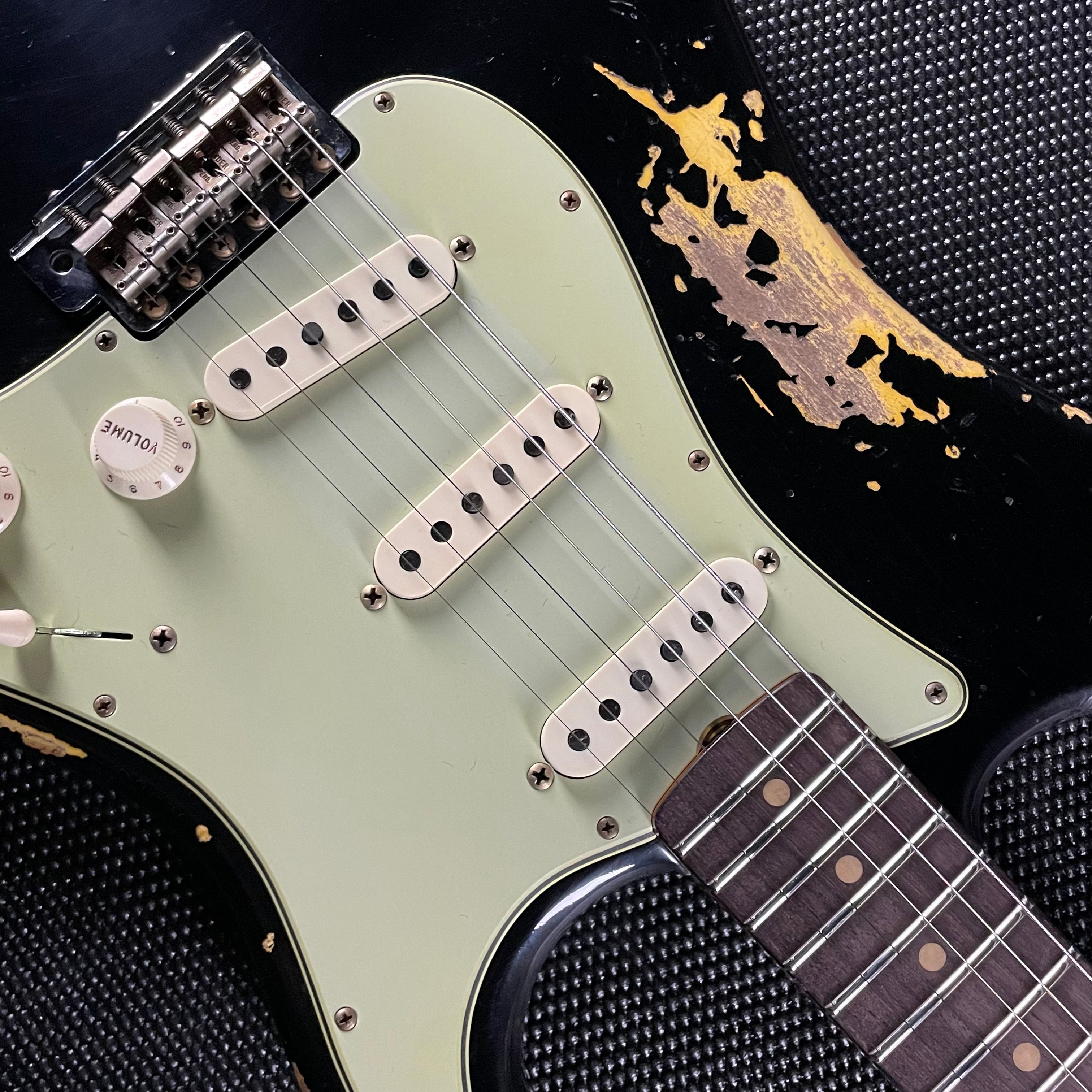 Fender Custom Shop 1960 Stratocaster, Heavy Relic- Aged Black over 3-Color Sunburst (7lbs 8oz) - Metronome Music Inc.
